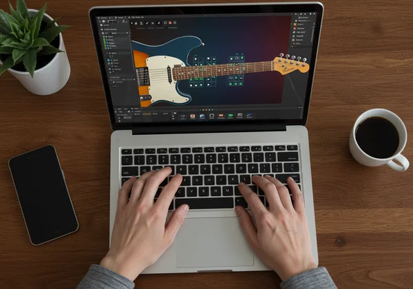 가상 기타 인터페이스에서 코드를 연습하는 사용자