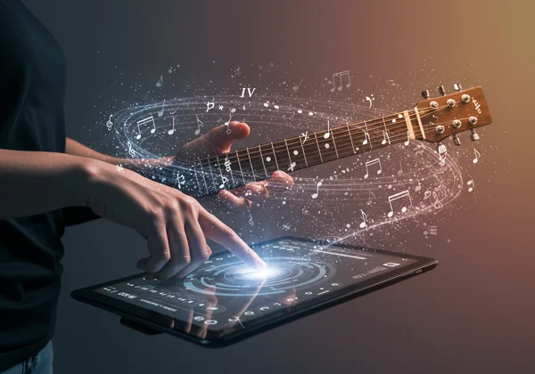 음악 이론 시각 자료와 함께 가상 기타를 연주하는 사람